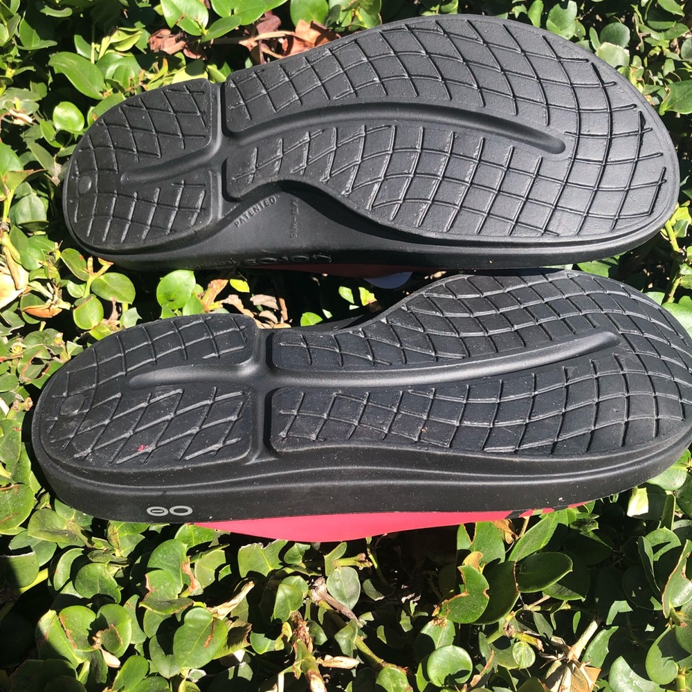 OOFOS Unisex Ooahh Slides 1500 Red/Blk - Picture 3 of 3